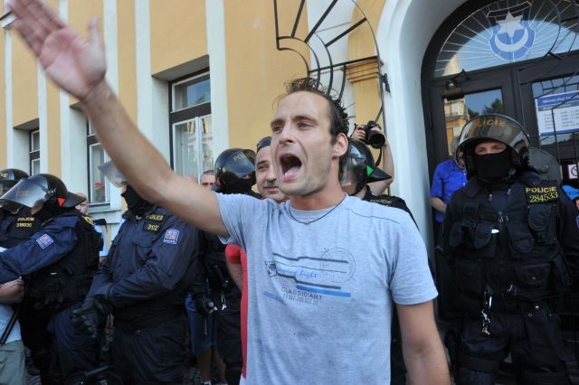 Ve Varnsdorfu začala 26. srpna navečer demonstrace, kterou chtějí místní upozornit na problémy s kriminalitou. Demonstraci svolal a k větši radikálnosti vyzýval Lukáš Kohout (na snímku). | Foto: ČTK