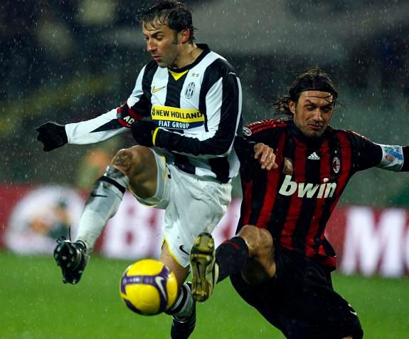 Souboj dvou legend. Del Piero z Juventusu bojuje o míč s Paolem Maldinim | Foto: Sport