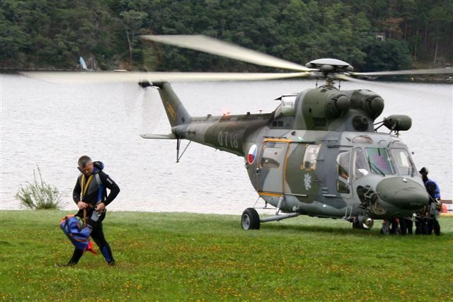 Letečtí záchranáři cvičit spolupráci s armádním vrtulníkem | Foto: HZS Plzeňského kraje