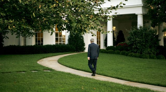 George Bush odchází do Oválné pracovny Bílého domu po přednesení projevu o finanční krizi. | Foto: Martin Novák, Reuters