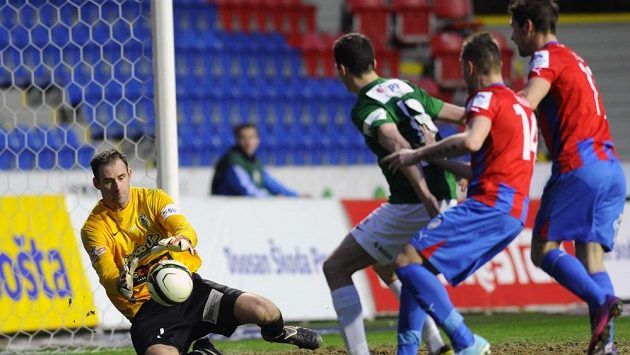 Michal Špit likviduje šanci plzeňských fotbalistů. Třikrát však na jejich střely nestačil. | Foto: ČTK