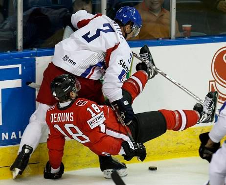 Marek Židlický v souboji s Thomasem Derunsem ze Švýcarska | Foto: Reuters