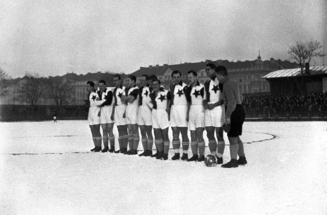 Kousek od sebe měly své stadiony dva nesmiřitelní rivalové, Sparta a Slavia. Fotbalové zápasy tu ale hrával třeba i DFC Prag, klub německé a židovské komunity v Praze, než byl v roce 1939 rozpuštěn. Několik desítek tenisových kurtů zase spadalo pod LTC Praha. | Foto: ČTK