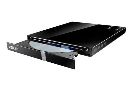 Asus SBW-06C2X-U - více dat s formátem BDXL Až 128 GB dat zvládne na jeden Blu-Ray disk zapsat nově představená Blu-Ray mechanika společnosti ASUS. Pro ukládání dat mechanika využívá technologie BDXL. Úspěšnost zápisu by se měla blížit ke 100 %. Doporučená cena mechaniky je 2990 Kč. | Foto: ASUS.CZ