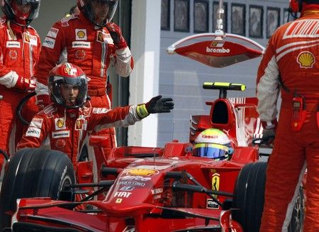 Felipe Massa vyjíždí z boxů. | Foto: Reuters