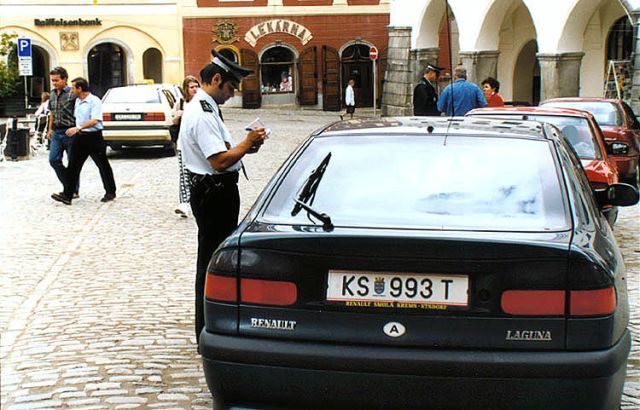 Městský policista v Českém Krumlově kontroluje rakouského řidiče. | Foto: Město Český Krumlov