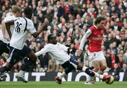 Tomáš Rosický proniká do pokutového území v zápase Arsenal - Tottenham. Za okamžik spadne, bude se pískat penalta. Klíčový moment zápasu, který málem vedl k rvačce obou hráčů , Rosického a obránce Pascala Chimbondy. | Foto: reuters