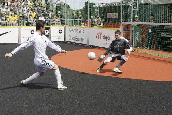 Skotové obhajují titul, letos se však nejlépe jeví Afghánci. Oba týmy se střetly hned první den, Afghánistán (v bílém) vyhrál na penalty. | Foto: Internet