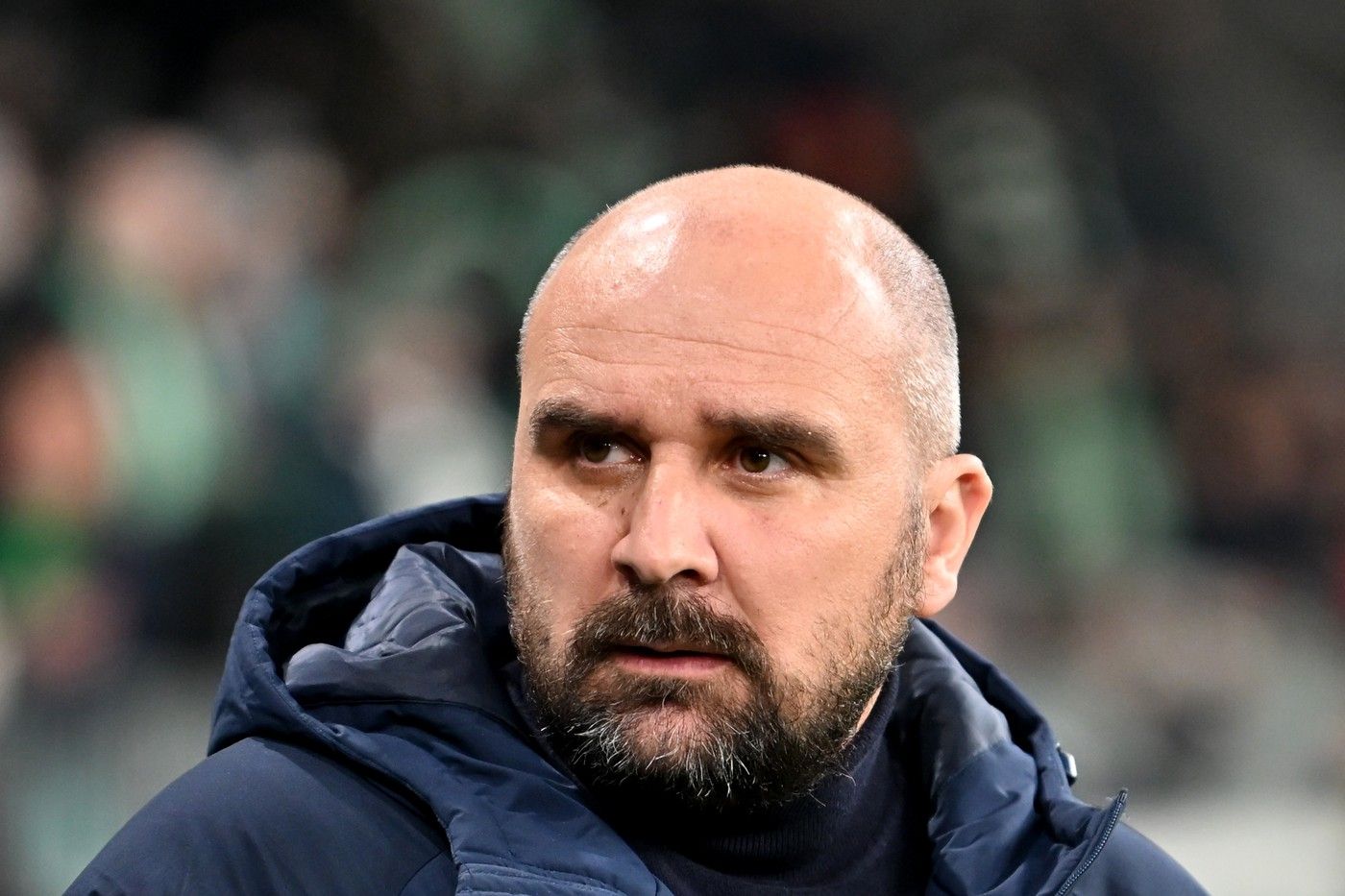 Během zápasu fotbalové ligy zemřel trenér. Bylo mu 44 let, tým vedl teprve potřetí