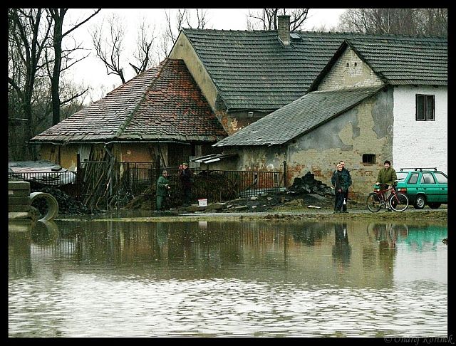 Lidé v Polance nad Odrou sledují s obavami hladinu řeky. | Foto: Ondřej Kořínek