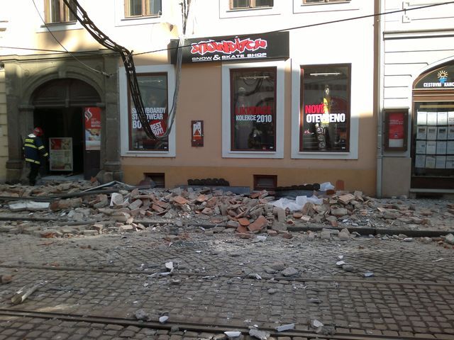 Trosky zavalily kolemjdoucí důchodkyni, na místě byla mrtvá. | Foto: Policie ČR