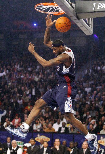 LeBron James z Východní konference smečuje za hlavou během NBA All-Star game 2007 v Las Vegas. | Foto: Reuters