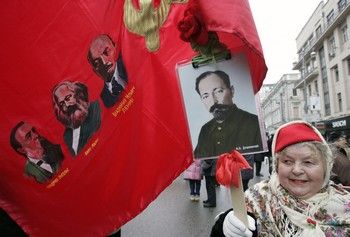 Příznivci komunismu si v Moskvě připomněli výročí VŘSR. Do ulic vyšli s rudými prapory a transparenty | Foto: Reuters