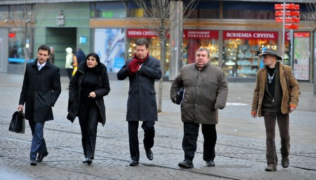 Zleva advokáti Adam Batuna a Klára Samková, senátor Tomio Okamura a poradci Jaroslav Staník a Jaroslav Novák přicházejí k budově Ústavního soudu v Brně, v jehož podatelně 27. prosince Okamura odevzdal stížnost proti vyřazení z prezidentských voleb. Nesouhlasí s postupem ministerstva vnitra a Nejvyššího správního soudu. | Foto: ČTK