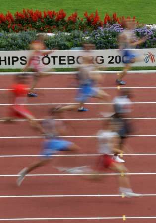 Finiš jednoho z rozběhů na 100 metrů mužů. | Foto: Reuters