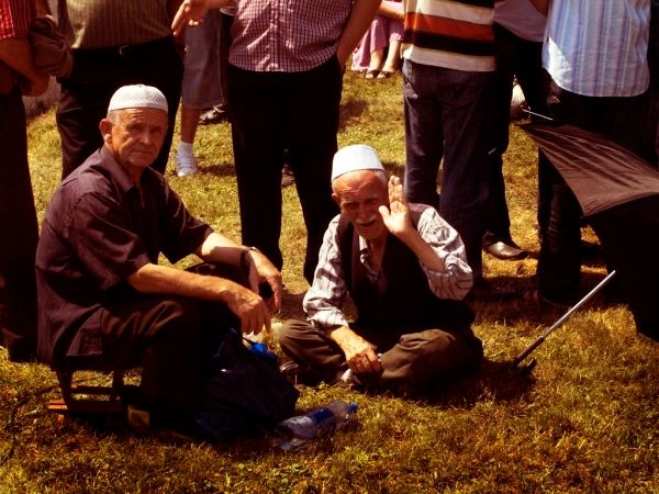 Každoroční pieta je také příležitostí k setkání starých známých... | Foto: Tomáš Rákos