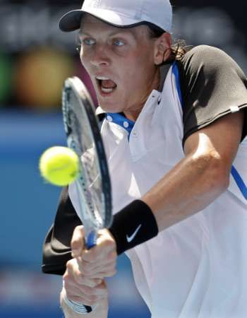 Tomáš Berdych při bekhendu v utkání s rogerem Federerem v osmifinále Australian Open. | Foto: Reuters