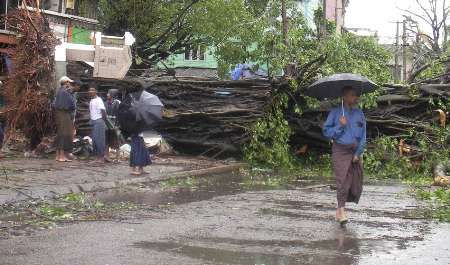 Muž v centrálním Yangonu | Foto: Reuters