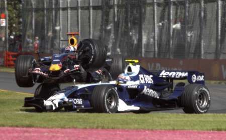 David Coulthard přeletěl při Velké ceně Austrálie se svým Red Bullem přes předek Williamsu Alexe Wurze. | Foto: Reuters