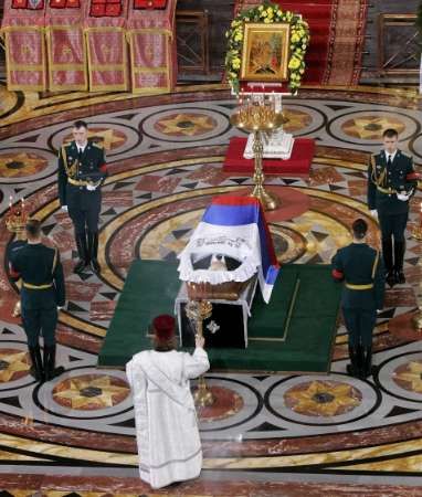 Pravoslavný kněz s kadidlem před rakví s tělem Borise Jelcina a kolem stojící čestnou stráží | Foto: Reuters