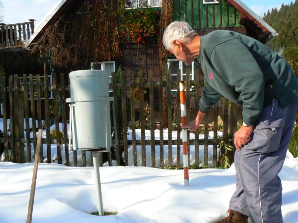 Pan Polášek je na počasí expert. Na téhle meteostanici měří srážky a údaje posílá Českému hydrometeorologickému ústavu, s kterým spolupracuje už několik let. Při kalamitě sahal sníh až k jeho prstu, který ukazuje výšku 60 centimetrů. "Něco takového nepamatuju," dodává. | Foto: Karel Toman