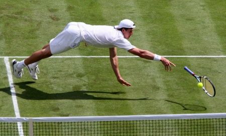 Robinsonáda Igora Andrejeva během zápasu s Jamesem Blakem na turnaji ve Wimbledonu. | Foto: Reuters