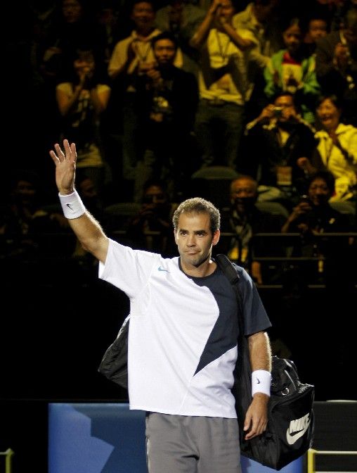 Americký tenista Pete Sampras mává divákům po exhibičním zápase proti Rogeru Federerovi, ve kterém na třetí pokus zvítězil. | Foto: Reuters