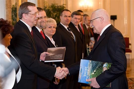 Hejtmani a hejtmanky, nově zvolení na podzim 2008, při přijetí na Hradě. Václavu Klausovi přinesli knížky o krásách svých regionů. | Foto: Asociace krajů