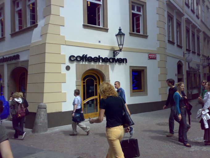 Starbucks nebyl první nadnárodní kavárenskou sítí v Česku. V Praze a v Brně již několik let nabízela kávu také síť poboček Coffee Heaven a pomalu se rozrůstal i řetězec Café Emporio. | Foto: coffeeheaven