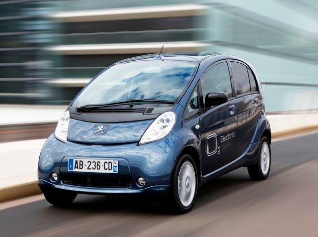 Minivůz Peugeot iON je jedním z trojčat, která dále tvoří Mitsubishi iMiEV a Citroën C-zero. Cena je 717 288 Kč, dojezd cca 130 kilometrů a 130 km/hod je maximální rychlost. Prodává se již třetím rokem. | Foto: Peugeot