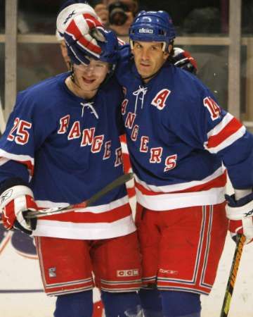 Brendan Shanahan (vpravo) z New Yorku Rangers děkuje Petru Průchovi za jeho gólovou nahrávku v zápase NHL proti Detroitu. | Foto: Reuters