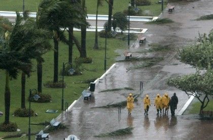 Ulice jamajského Kingstonu zejí prázdnotou. | Foto: Reuters