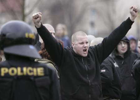 V Berouně se sešli protestanti proti americkému radaru v Česku. Nesouhlasí s ním jak ultrapravice, tak anarchisté. | Foto: Reuters