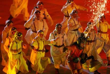 Dobrovolníci dovádějí během závěrečného ceremoniálu zimní olympiády v Turíně. | Foto: Reuters