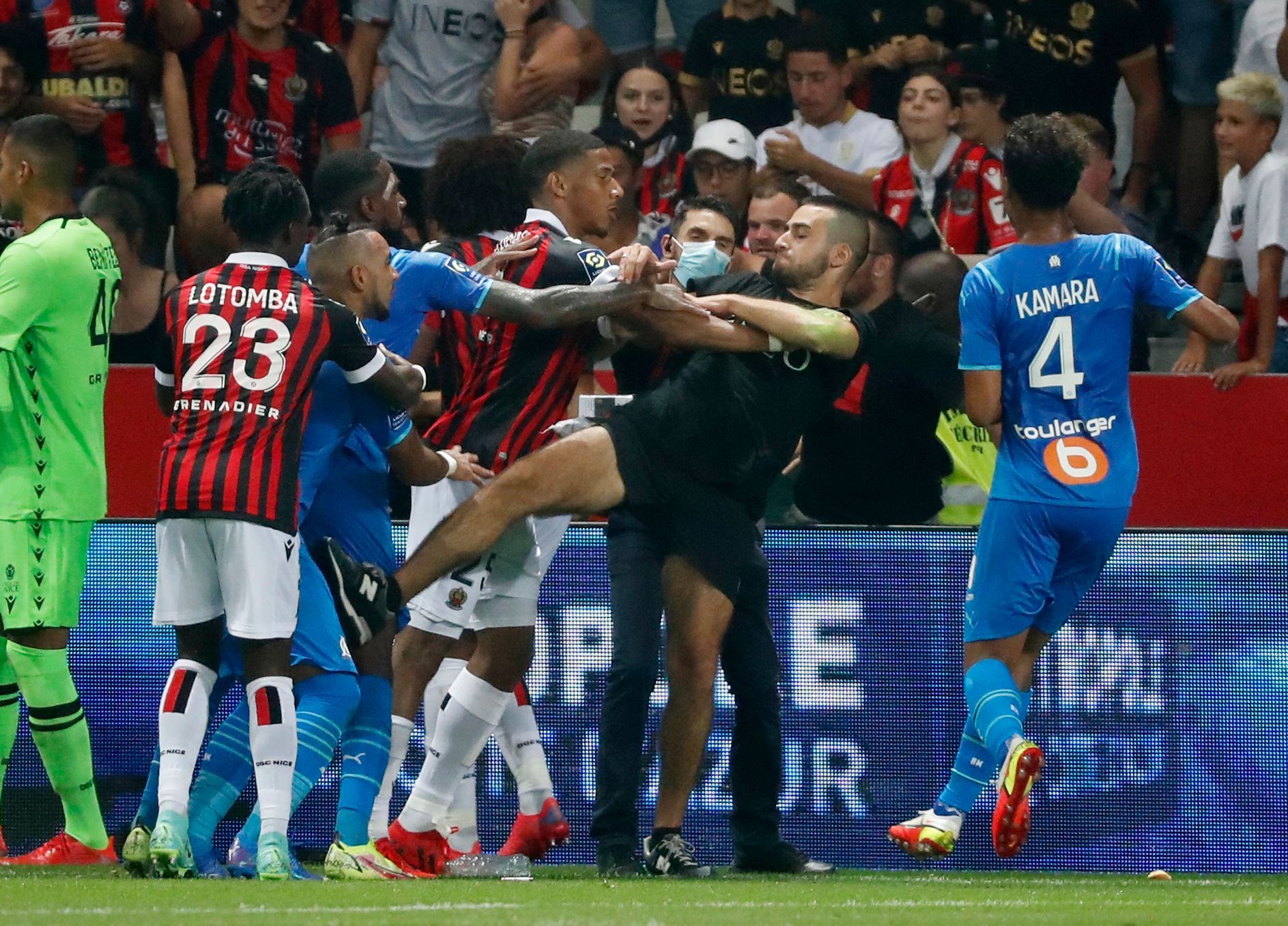 Bataille monstrueuse en Ligue 1. Les fans ont étranglé les joueurs, et les présidents ont également pris le relais