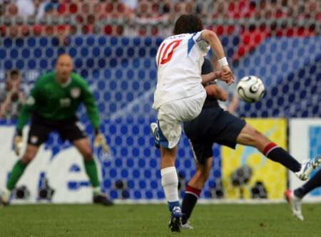 Tomáš Rosický (v bílém) dává gól do americké sítě. | Foto: Reuters