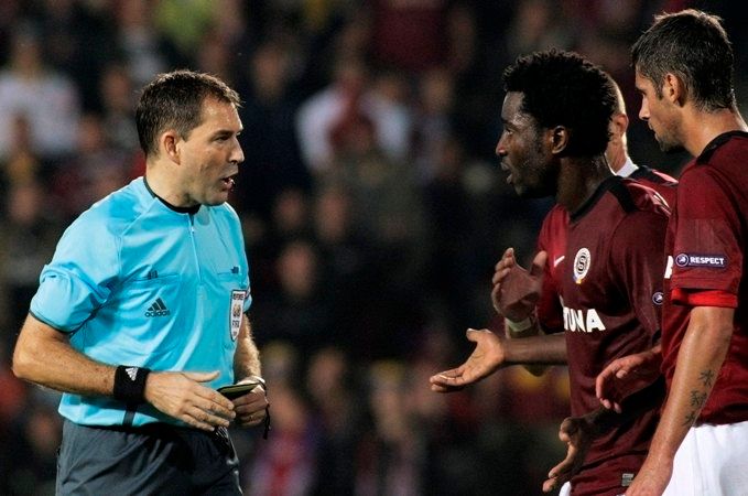 Bony Wilfried (Sparta) diskutuje s rozhodčím po odpískání sporné penalty v závěru utkání S Eindhovenem | Foto: Reuters