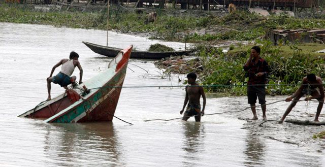 Bangladéští rybáři přišli o nejdůležitější prostředek své obživy. Cyklon Sidr poslal jejich lodě ke dnu. | Foto: Reuters