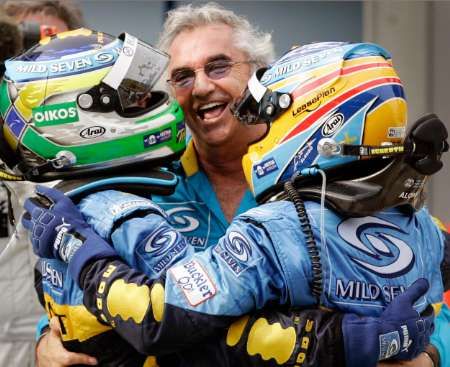 Giancarlo Fisichella (vlevo), šéf stáje Flavio Briatore a Fernando Alonso se radují z úspěchu Renaultu ve Velké ceně Malajsie. | Foto: Reuters