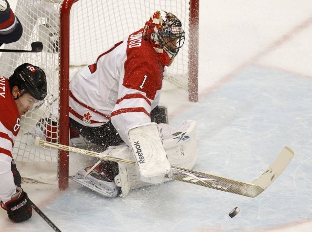 Brankář Kanady Roberto Luongo se také musel ohánět. | Foto: Reuters