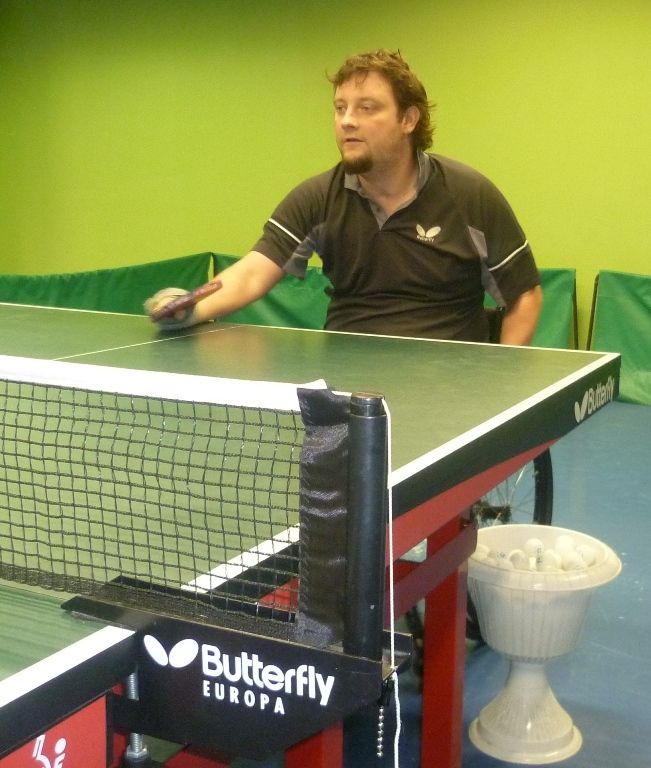 "Pingpong hraju šest let. V roce 2010 jsem byl na mistrovství světa v Jižní Koreji v jednotlivcích na devátém až dvanáctém místě a letos na mistrovství Evropy jsem vypadnul ve čtvrtfinále," vypočítal Jirka své největší úspěchy. A na mistrovství Evropy získal v družstvech stříbro. Jedna pingpongová sezóna ho stojí okolo 100.000 korun a jen něco z nich se mu povede obstarat mezi sponzory. Pro ilustraci - na loňské MS v Jižní Koreji potřeboval 60.000 korun. Ještěže dostal už v roce 2003 práci na spinální jednotce v liberecké nemocnici. Díky speciálním kurzům, absolvovaným v pražském Centru Paraple, dělá na  ´spinálce´ instruktora soběstačnosti a handicapované pacienty učí, jak žít na vozíku. "Radím jim třeba, jak na něm správně sedět, jezdit, přesunovat se z něj na postel, záchod a sprchovou židli. Radím jim i s bazbariérovými úpravami bytu," podotkl Jirka. Lidem s těžkým postižením pohybového ústrojí pomáhá také s výběrem vozíku. Anebo si s nimi docela obyčejně povídá a povzbuzuje je. | Foto: Miloslav Lubas