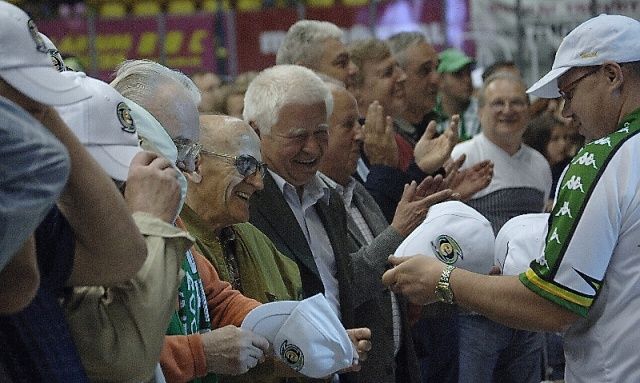 Rozdávání upomínkových předmětů. | Foto: Lenka Čechová