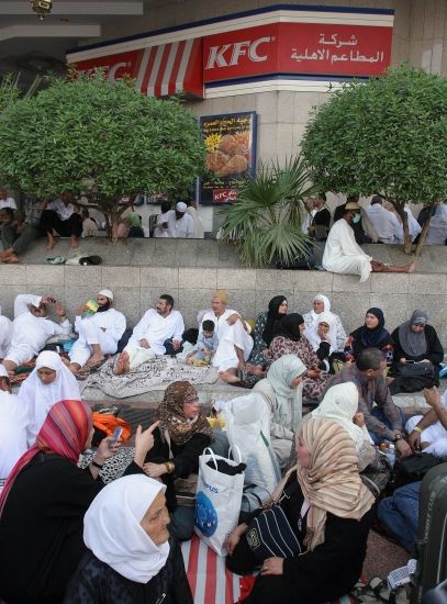 Muslimští poutníci čekají na ulici | Foto: Reuters/Ali Jarekji