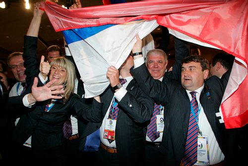 Členové ruské delegace slaví na jednání MOV v Guatemale schválení Soči jako pořadatelského města ZOH 2014. | Foto: Reuters