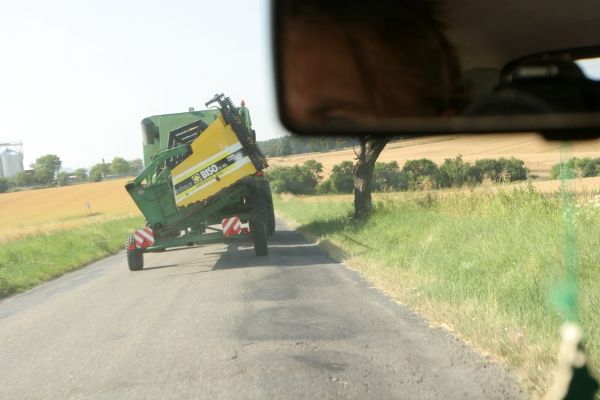 Známý letní kolorit silnic nižších tříd. Vpravo pod obzorem je pole řepky olejné, kam máme namířeno. | Foto: Karel Toman