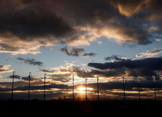 Západ slunce nad kurty Artura Ashe | Foto: Reuters