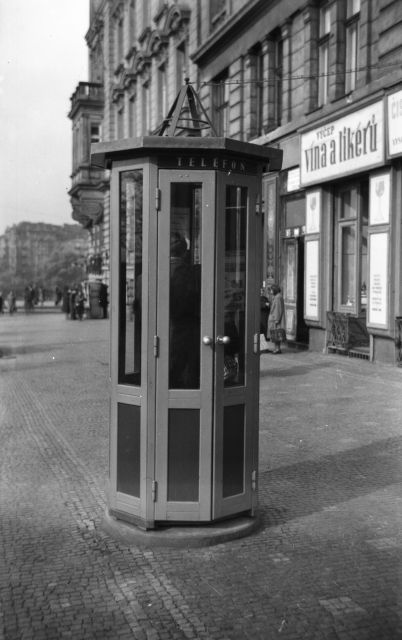 Telefonní automat z roku 1949. Do dnešního dne těchto budek, samozřejmě v modernější podobě, přežilo zhruba 14 tisíc. | Foto: ČTK