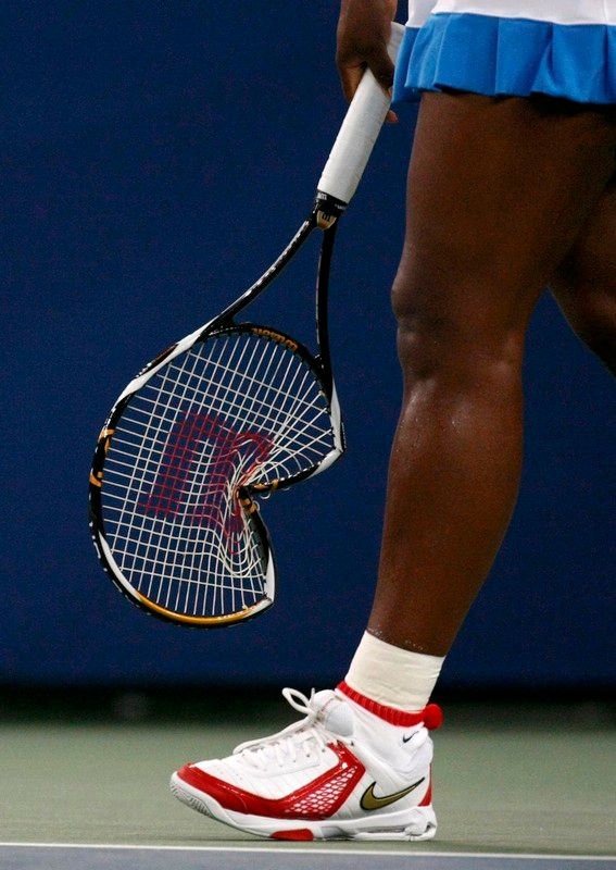 Tenis. Američanka Serena Williamsová rozbila v utkání s Francouzkou Alize Cornetovou raketu. První set prohrála, pak ale dokázala utkání otočit a vyhrát. | Foto: Reuters