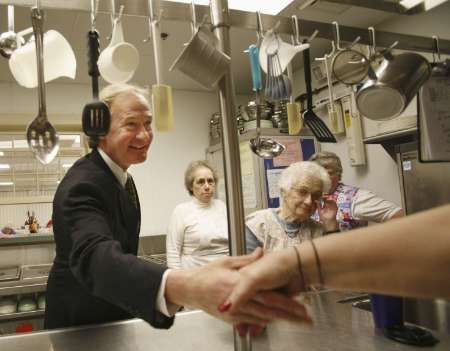 Republikánský senátor Lincoln Chafee si zas během kampaně potřásá rukou s kuchařkou, která pracuje v seniorském centru v Jižním Kingstonu, stát Rhode Island. | Foto: Reuters