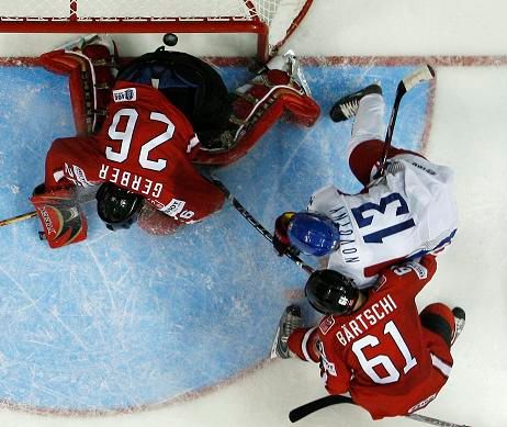 Jiří Novotný střílí Švýcarsku poslední pátý gól | Foto: Reuters